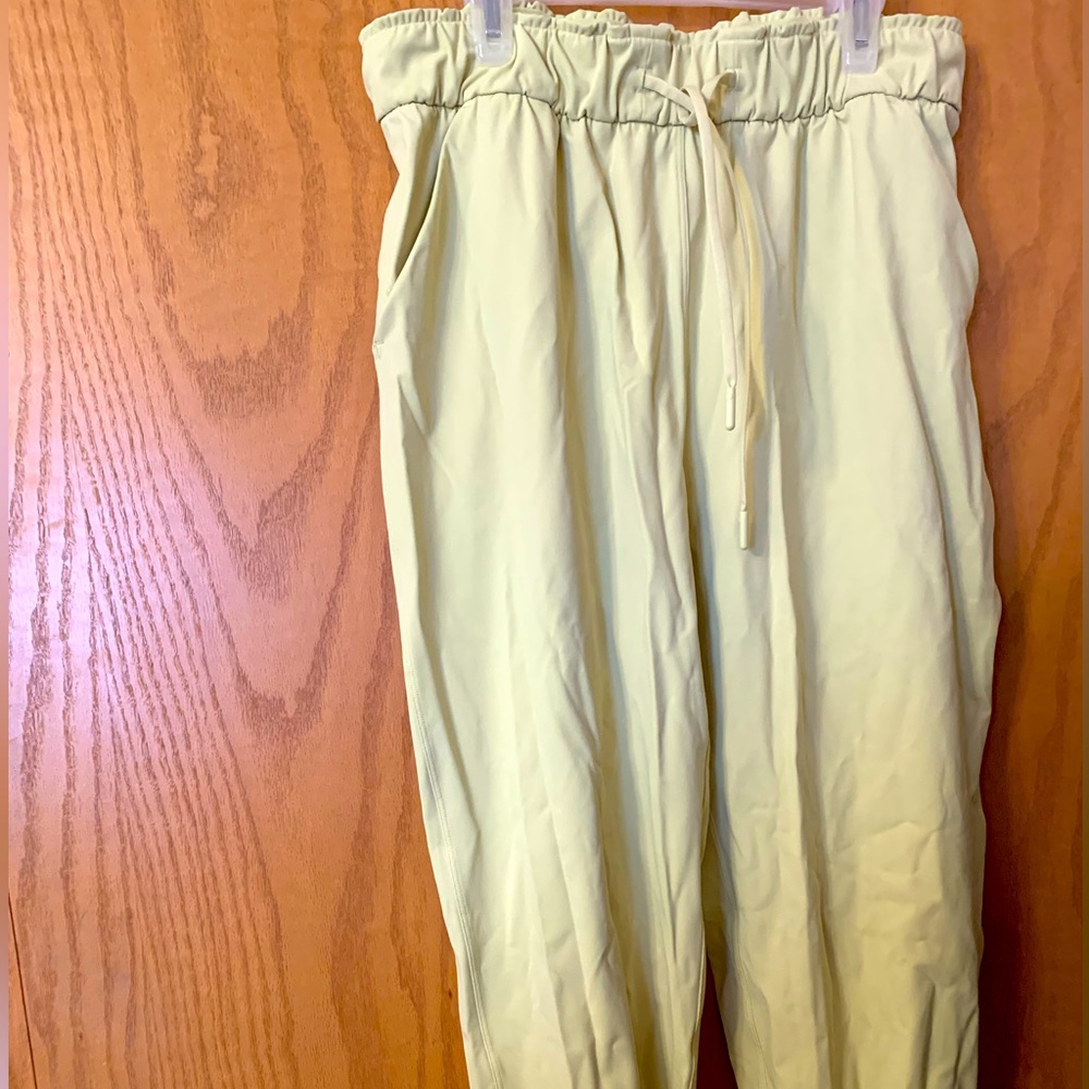 Lululemon size 8 yellow cuffed pants, never worn!